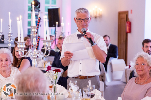 Der Brautvater hält seine Rede während der Hochzeit – ein emotionaler Moment, in dem der Vater der Braut liebevolle Worte an das Brautpaar richtet, eingefangen in einem bewegenden Foto.